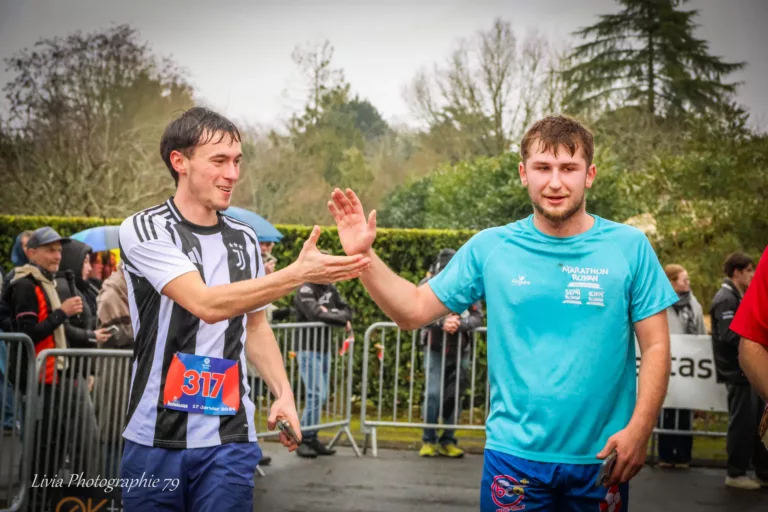 Deux coureurs de La Marcillaise qui se tapent dans la main