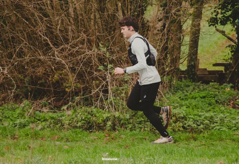 Coureur de La Marcillaise dans un sous-bois