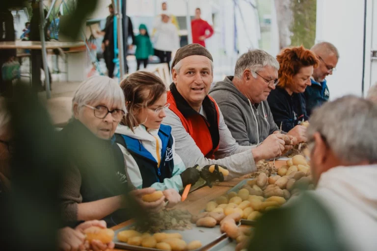 Bénévoles qui épluchent des pommes de terre