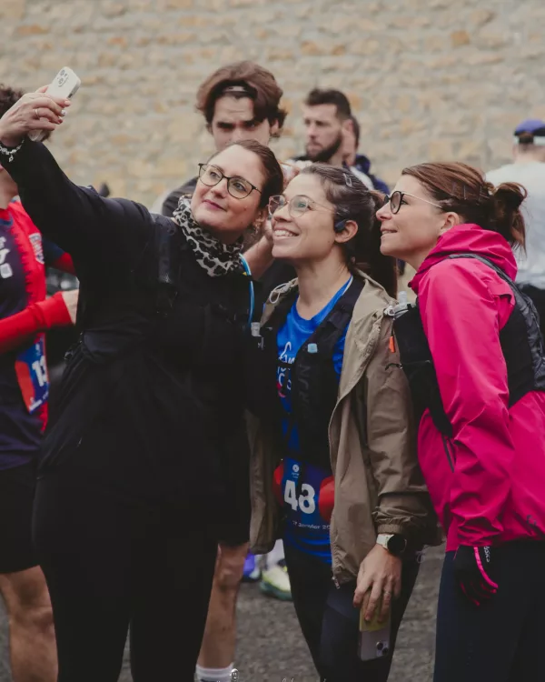 Spectateurs qui encouragent les coureurs de La Marcillaise