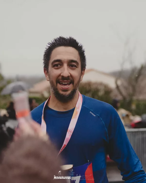 Participant souriant au micro
