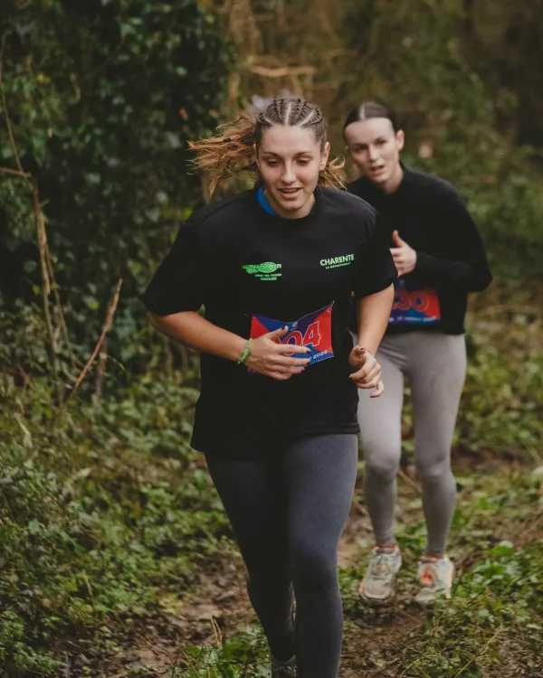 Deux coureuses dans un chemin boisé