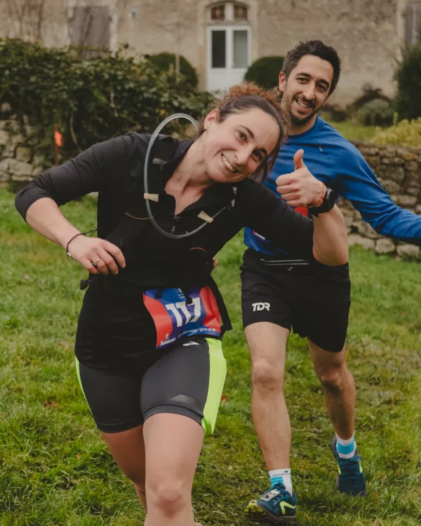 Coureuse souriante accompagnée d’un autre coureur
