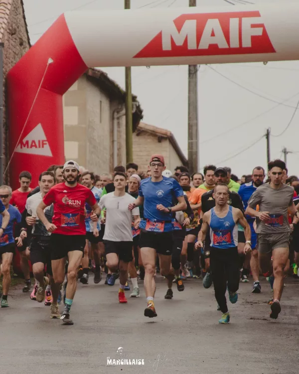 Peloton de coureurs sous l’arche de départ