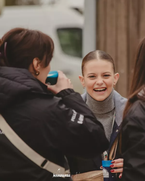 Spectatrices souriantes au bord du parcours