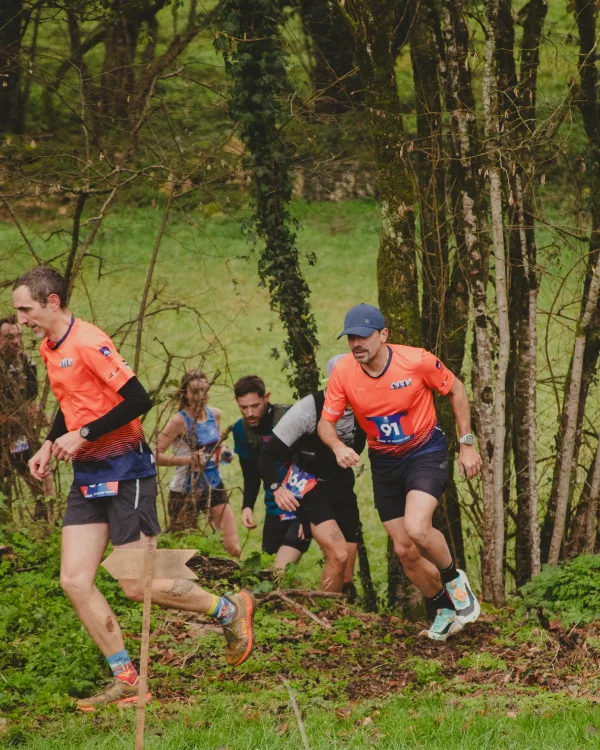 Coureurs dans une montée en sous-bois