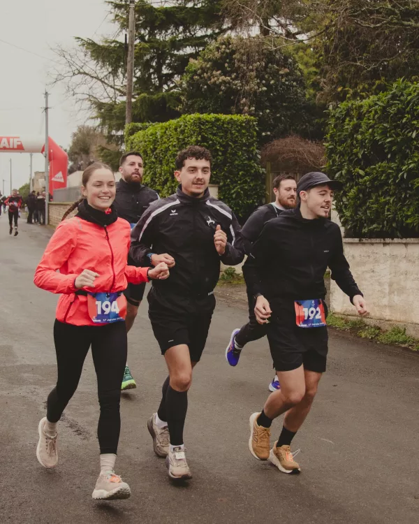 Coureurs sur une route de campagne