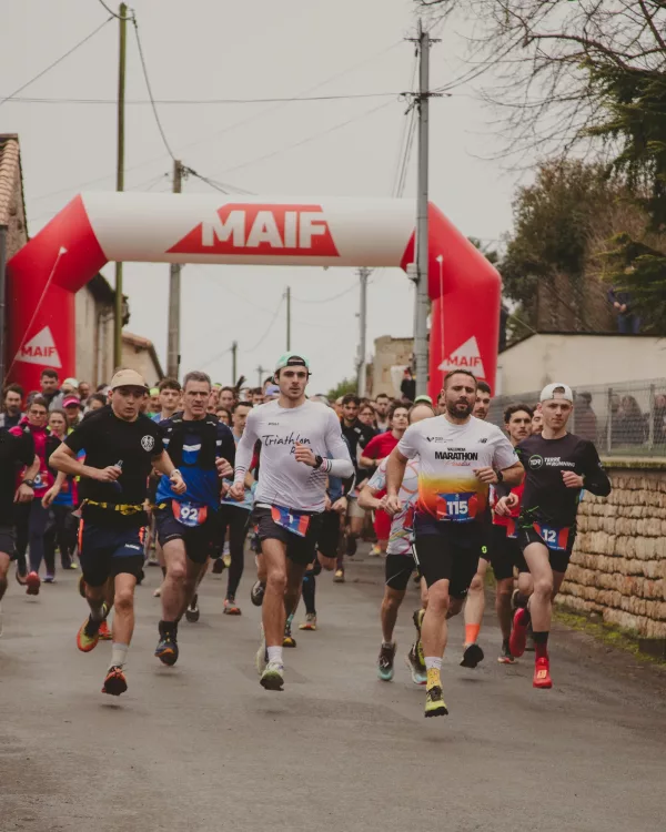 Peloton au départ de La Marcillaise